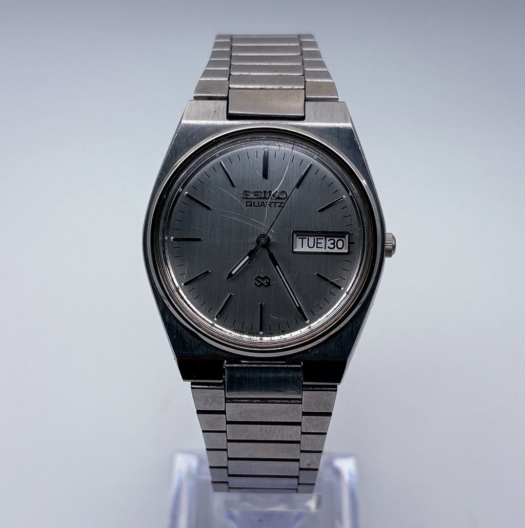 1981 Seiko SQ 8223-7149 Quartz 35mm Mens Watch Silver Sunburst Day Date