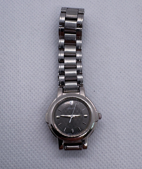 Vintage Seiko V701-2F50 Stainless Steel Silver Patterned Dial Date Quartz Watch