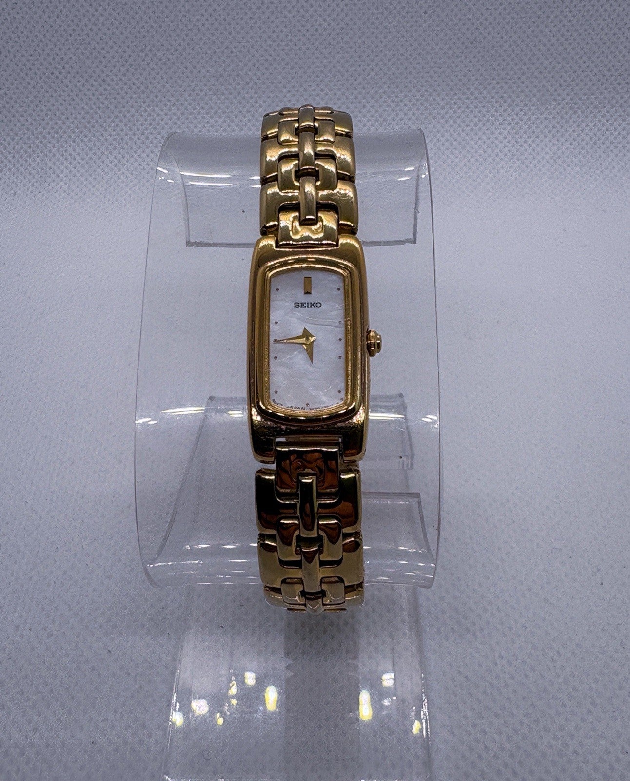 Vintage Seiko 2E20-7279 Gold PlatedMother of Pearl MOP Dial Tank Dress Watch