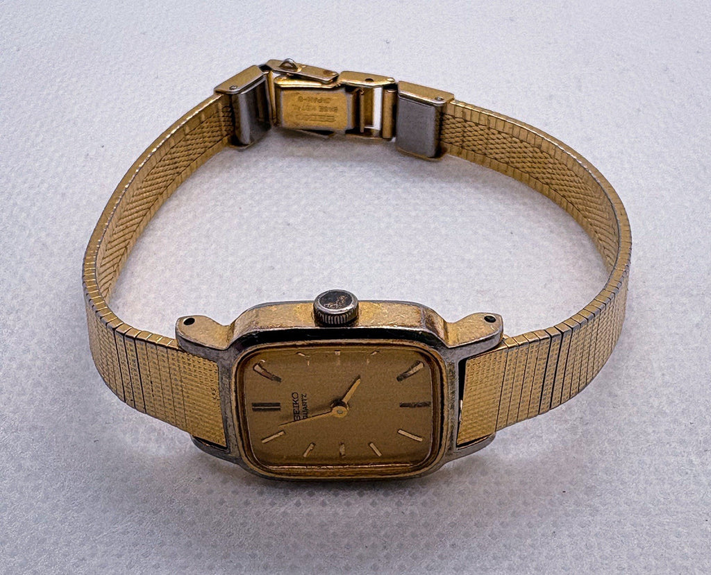 Vintage 1983 Seiko Ladies Watch 2C20-5320 Gold Tone Mesh Bracelet New Battery