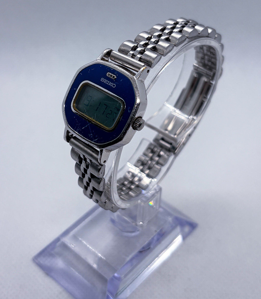 Vintage 1979 Seiko Digital LCD Ladies Watch B137-403A Blue Dial RUNNING Rare