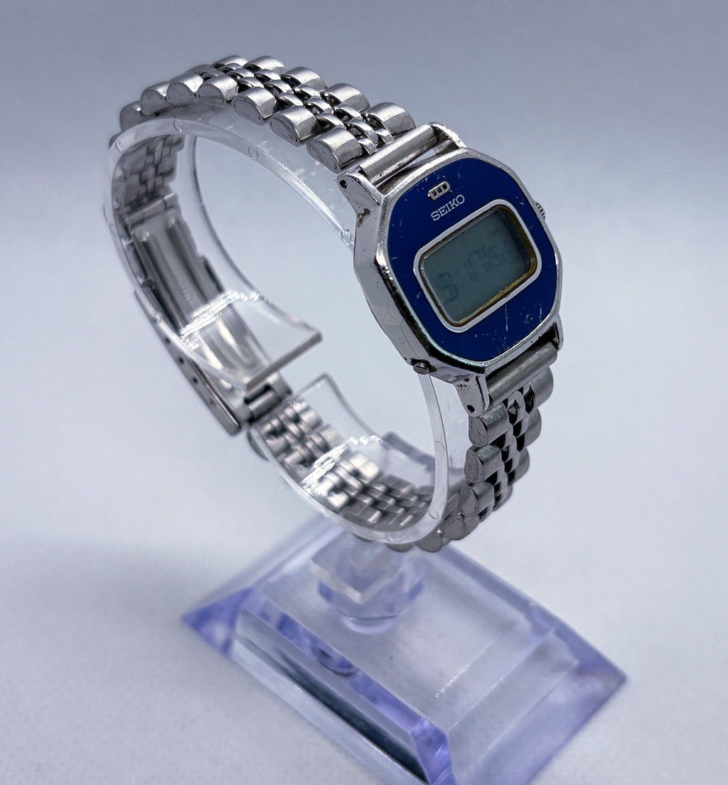 Vintage 1979 Seiko Digital LCD Ladies Watch B137-403A Blue Dial RUNNING Rare