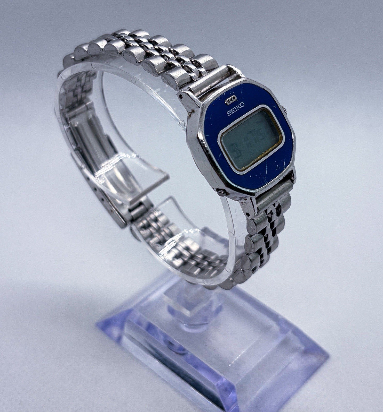 Vintage 1979 Seiko Digital LCD Ladies Watch B137-403A Blue Dial RUNNING Rare