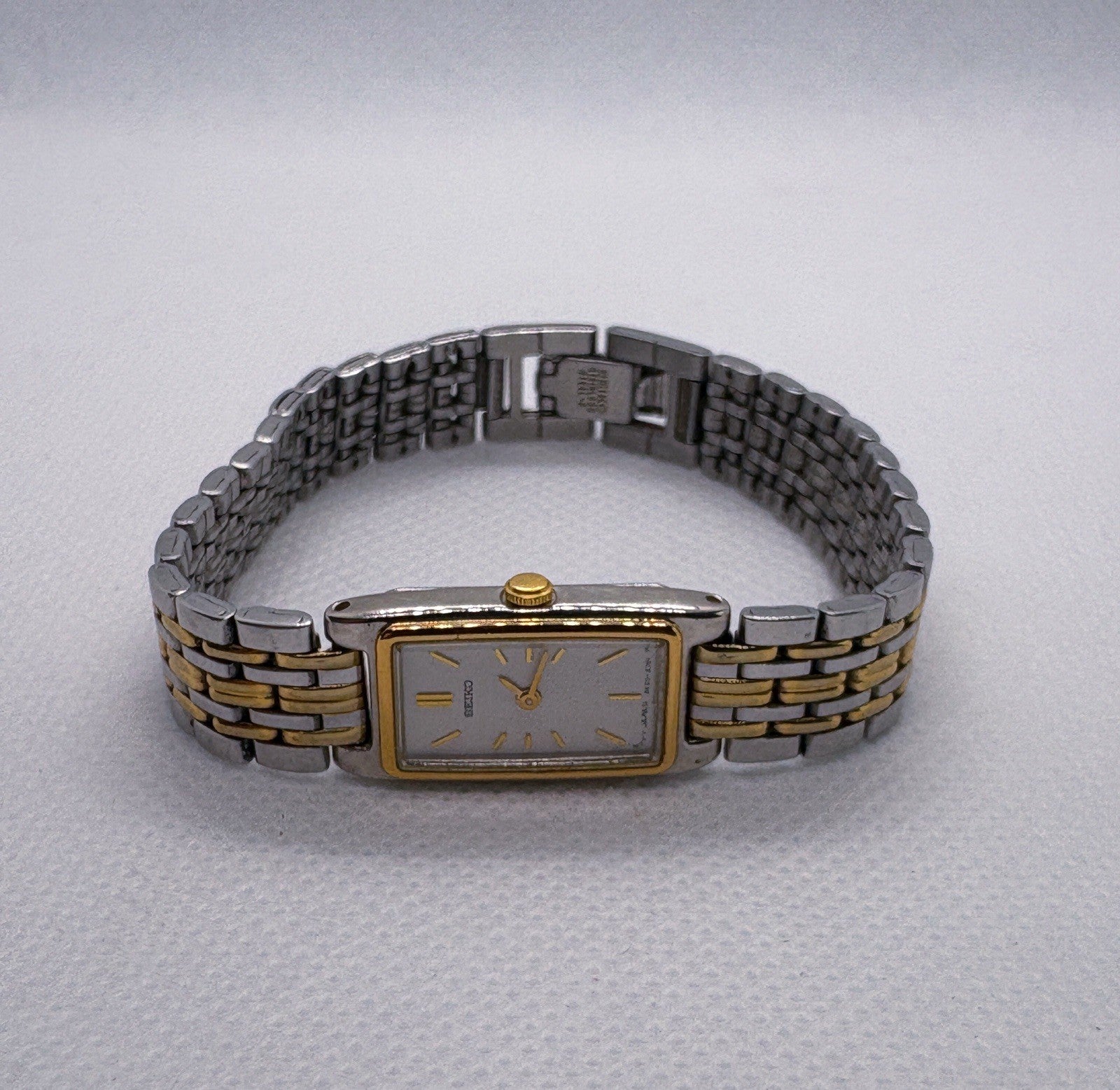 Vintage 1990 Seiko Women's Quartz Watch 13mm White Dial Two-Tone Tank Style 2E20-2761