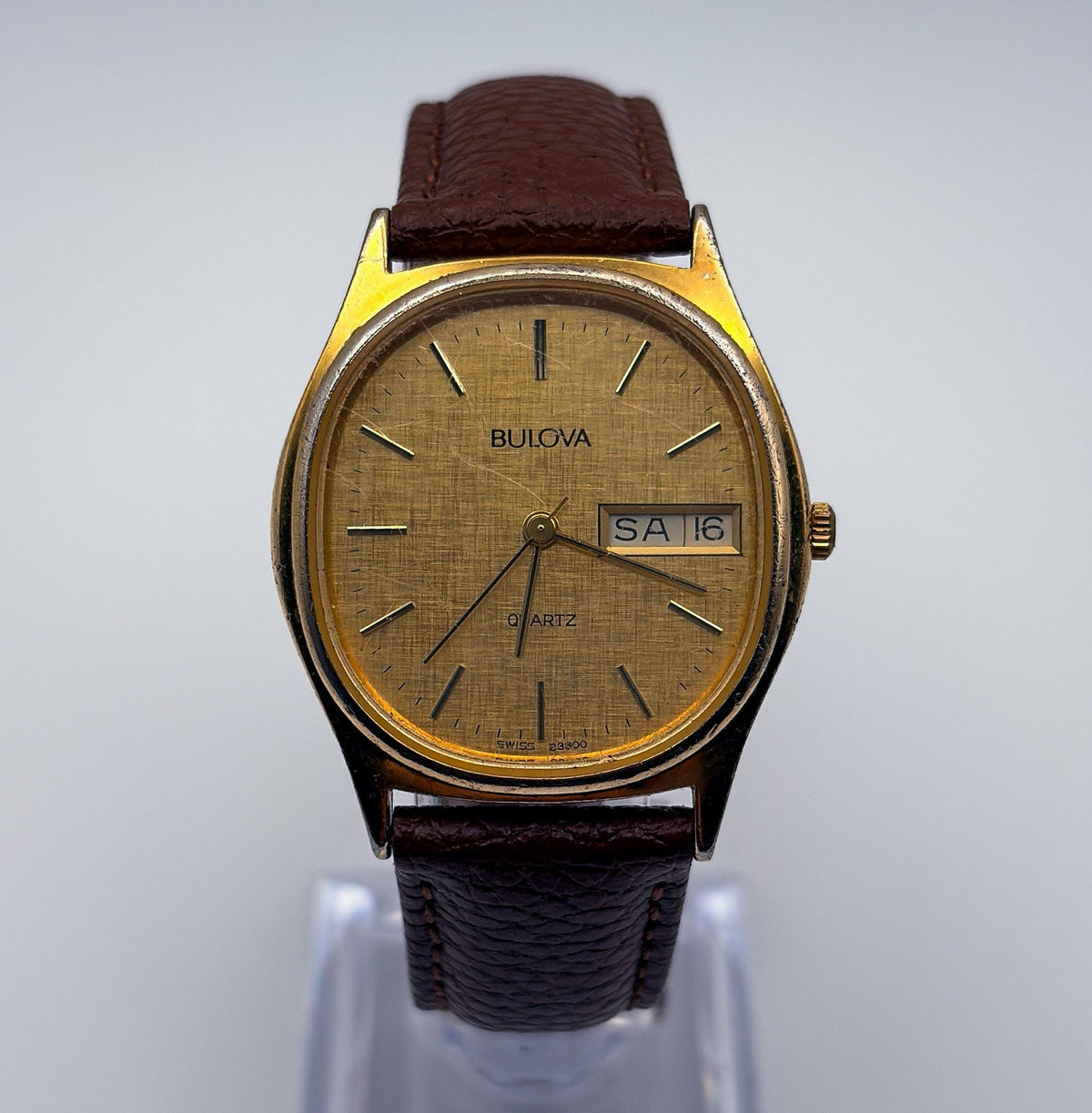 Vintage 1983 Bulova Quartz P3 35mm Linen Dial Gold Plated Day Date Mens Watch