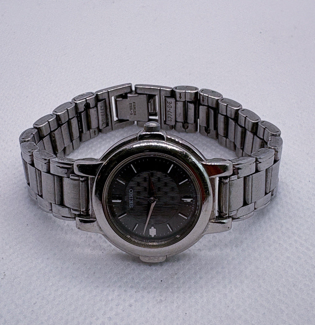 Vintage Seiko V701-2F50 Stainless Steel Silver Patterned Dial Date Quartz Watch