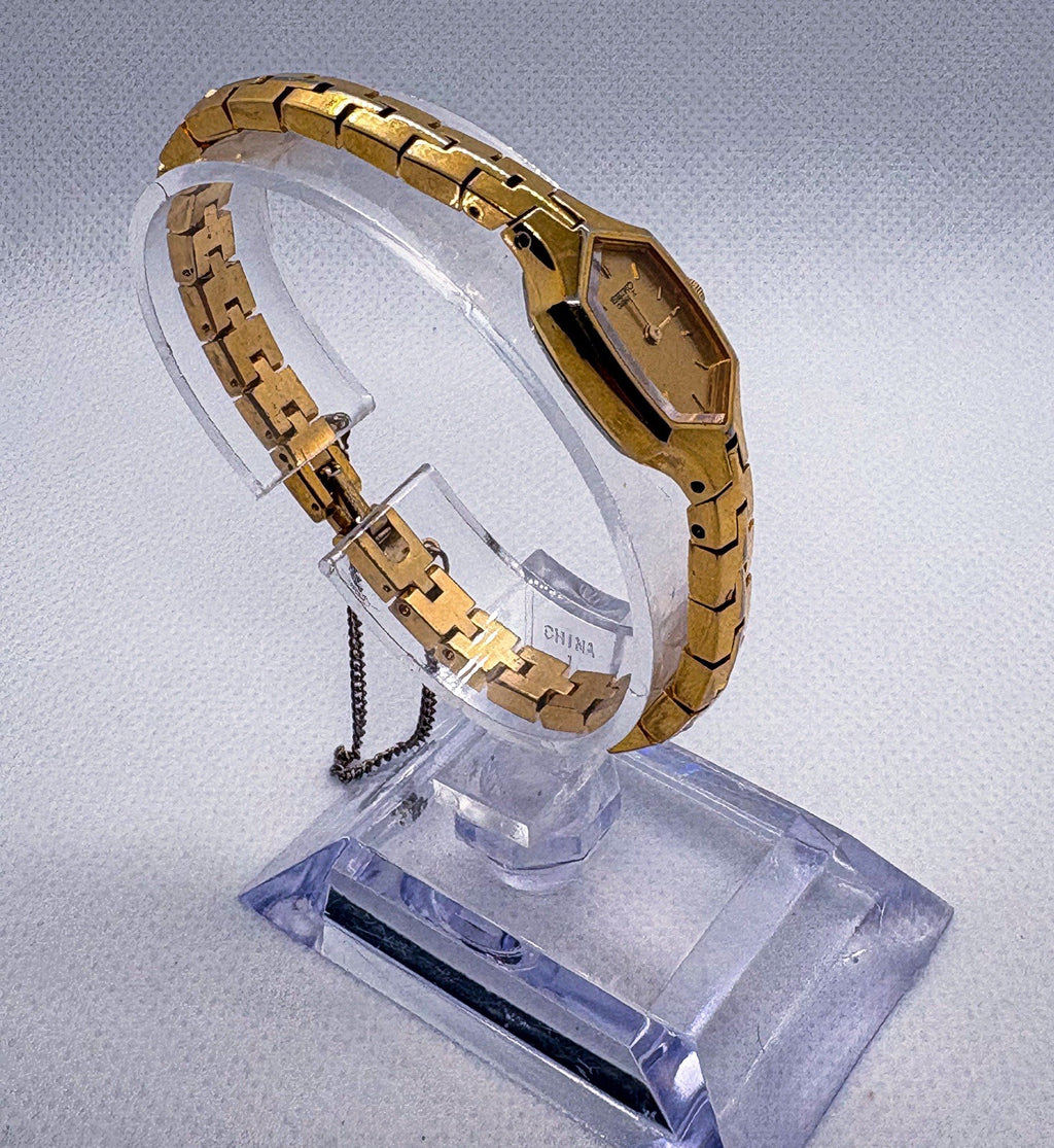 Vintage 1990 Seiko 1E20-0229 Ladies Hexagon Quartz Cocktail Watch Safety Chain