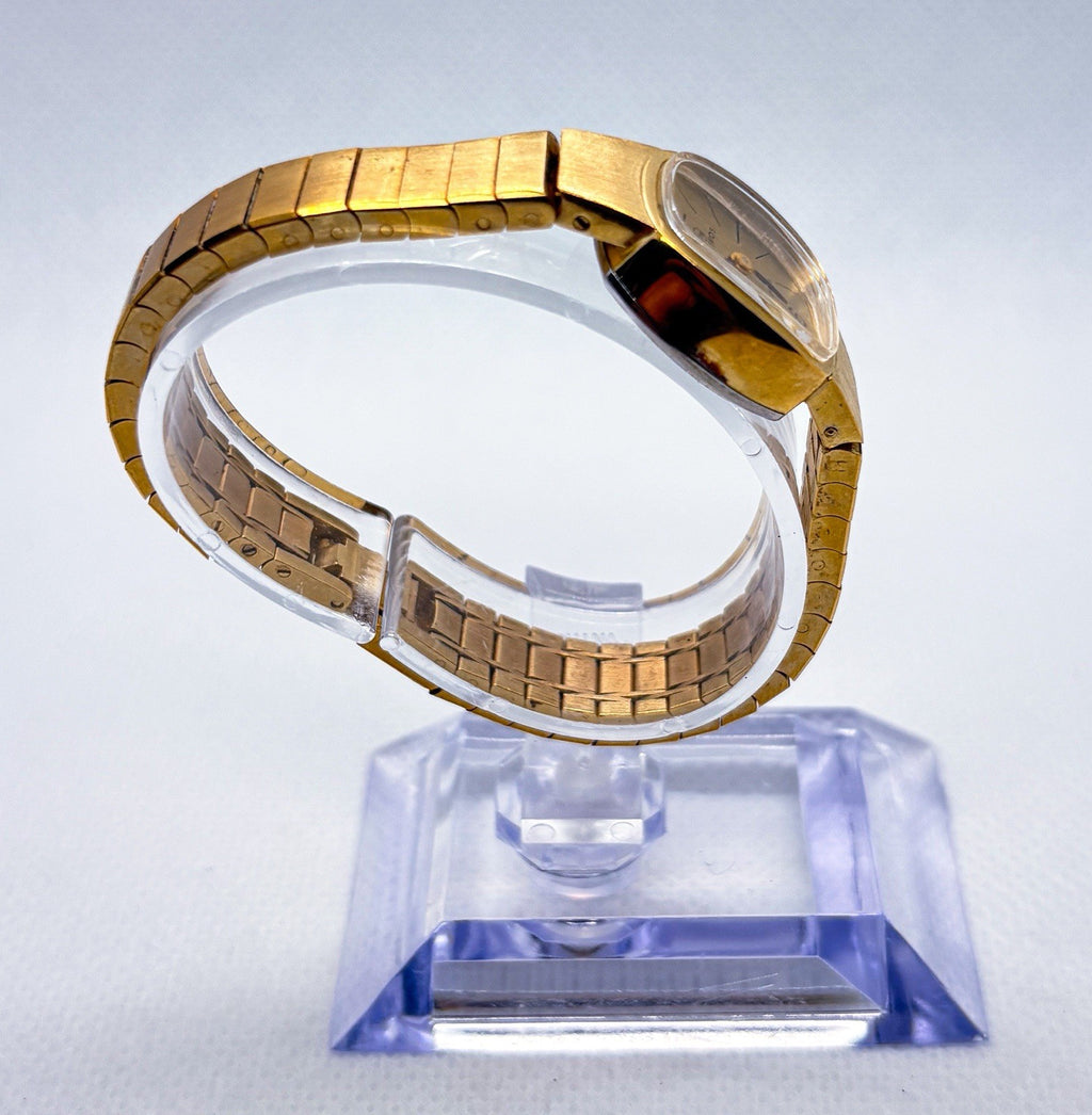 Vintage 1970s Helbros Ladies Watch 17 Jewel Manual Wind Gold Tone Cushion