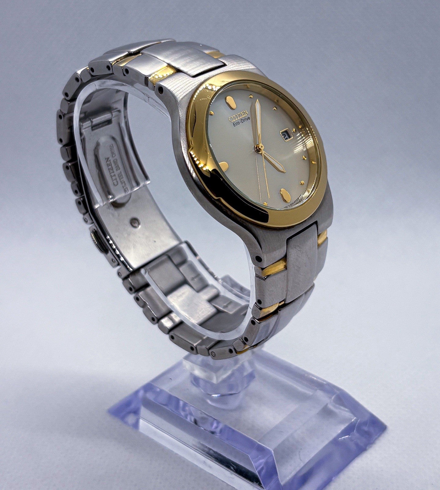 Vintage Citizen E111-K16768 Two Tone 36mm Eco Drive Solar Watch 6.25” Max Wrist