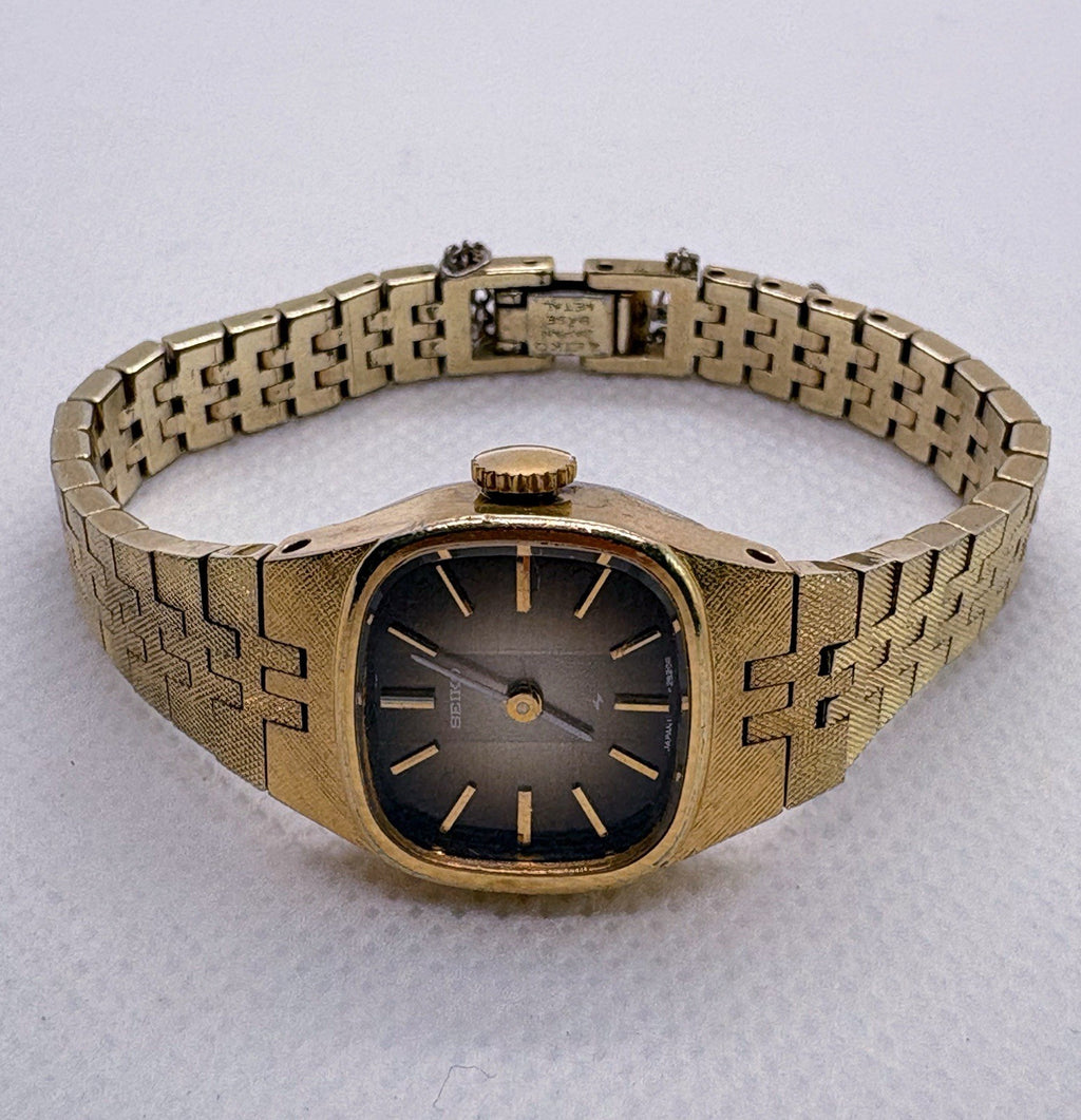 Vintage 1976 Seiko 11-3949 Ladies Mechanical Watch Bark Texture Vignette RUNNING