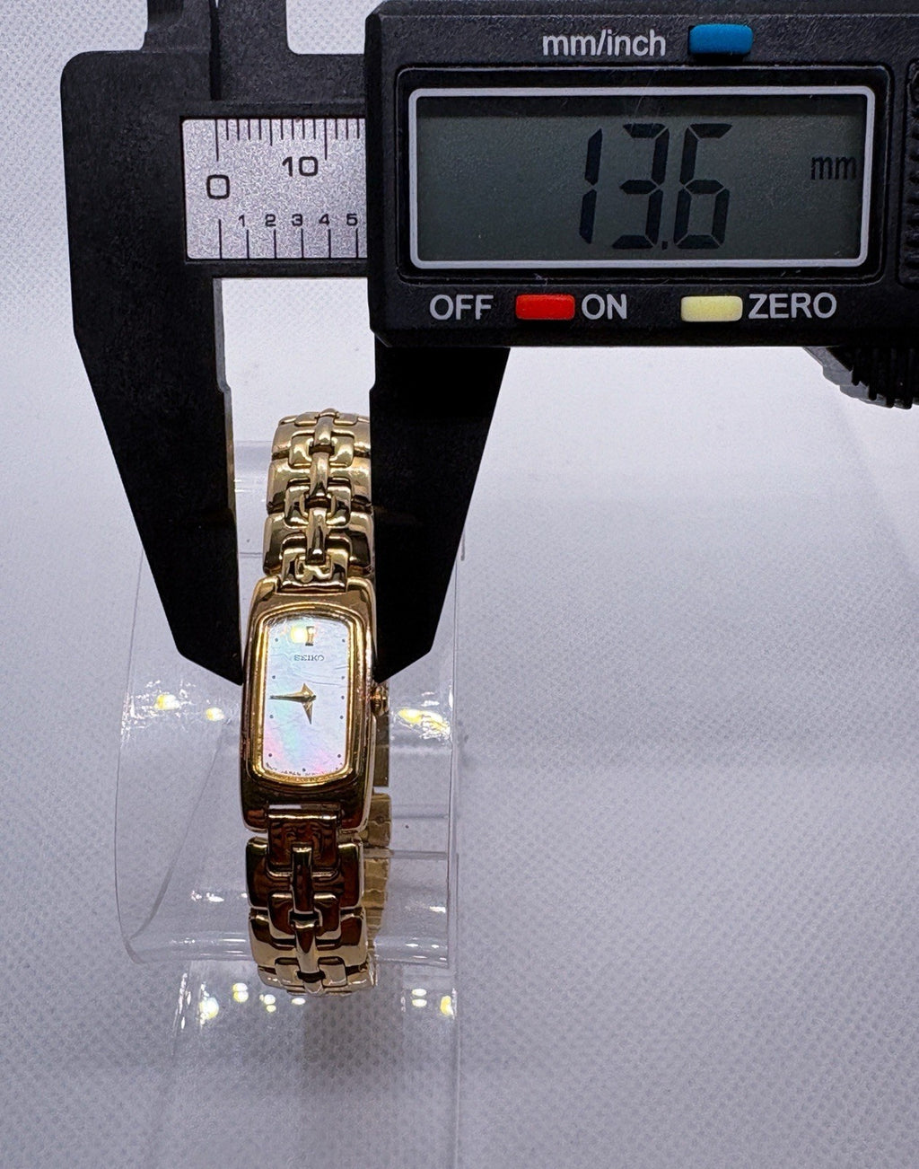 Vintage Seiko 2E20-7279 Gold PlatedMother of Pearl MOP Dial Tank Dress Watch