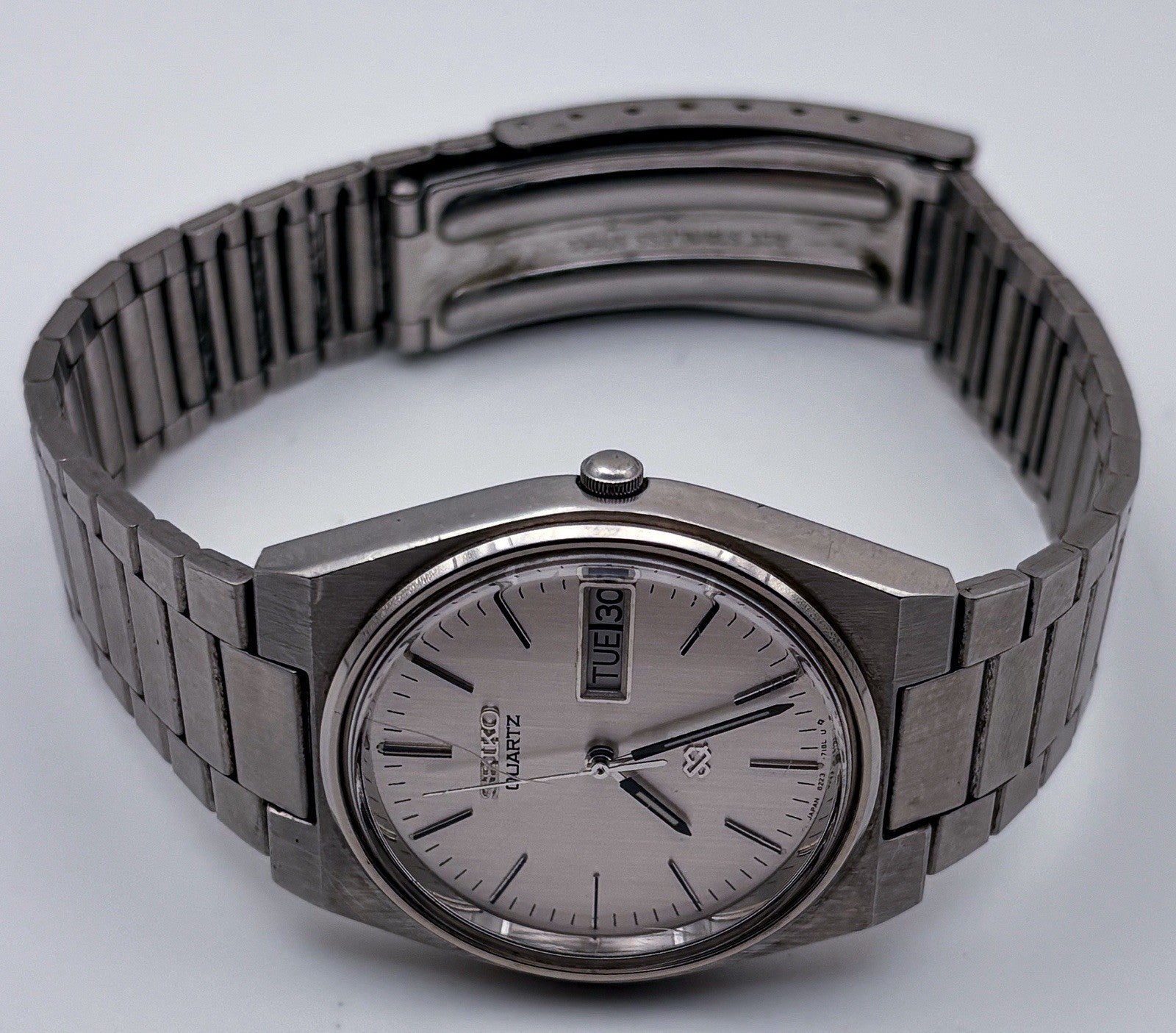 1981 Seiko SQ 8223-7149 Quartz 35mm Mens Watch Silver Sunburst Day Date
