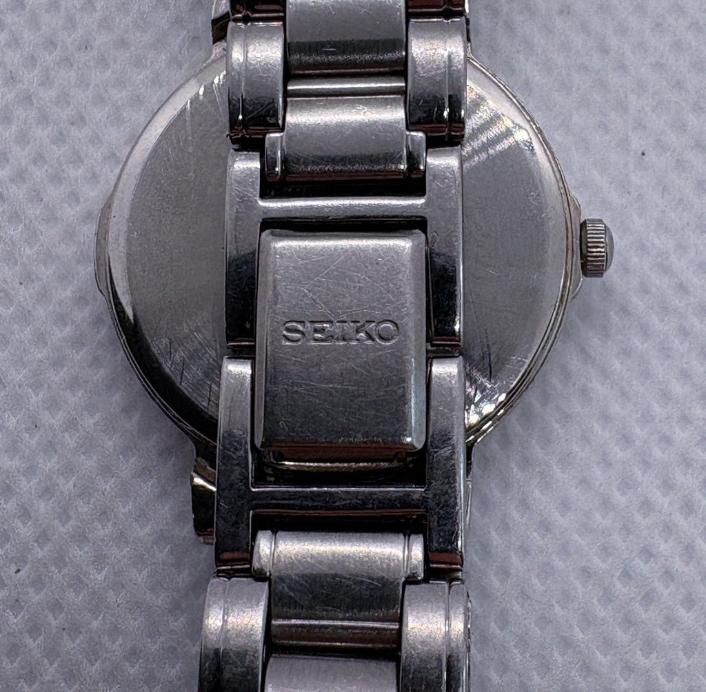 Vintage Seiko V701-2F50 Stainless Steel Silver Patterned Dial Date Quartz Watch
