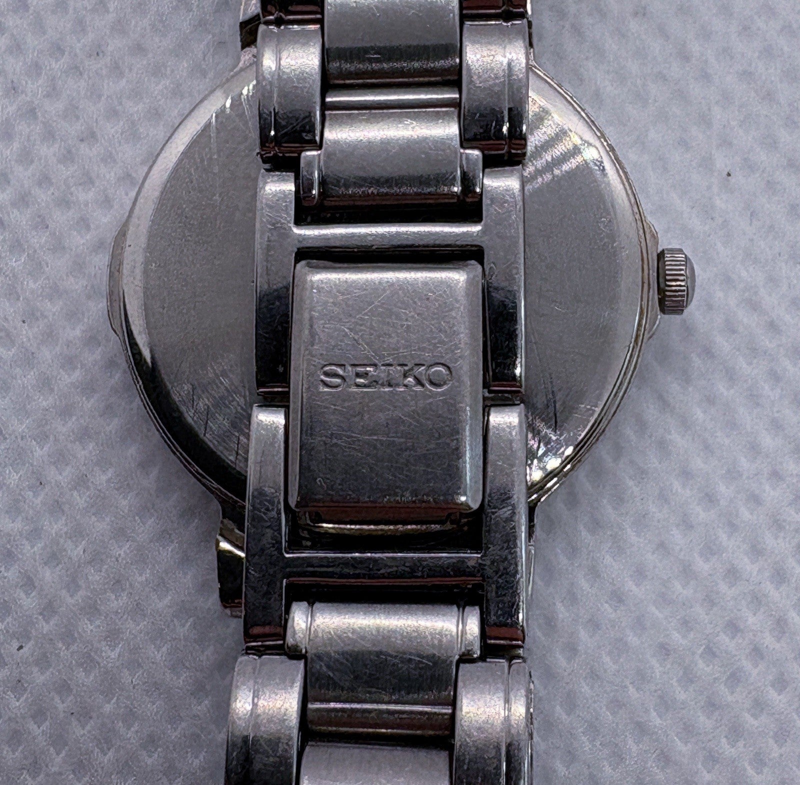 Vintage Seiko V701-2F50 Stainless Steel Silver Patterned Dial Date Quartz Watch